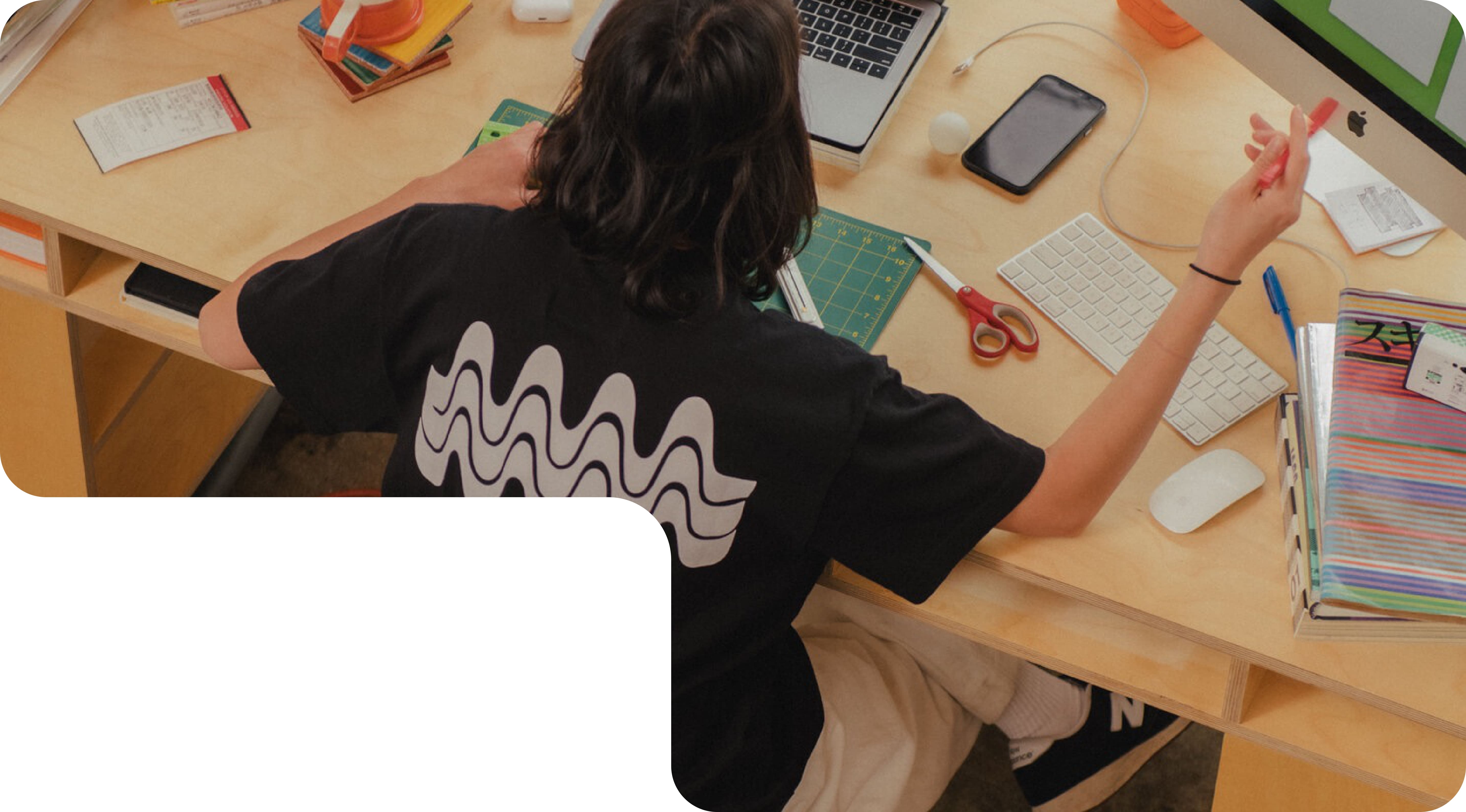 Парень учится