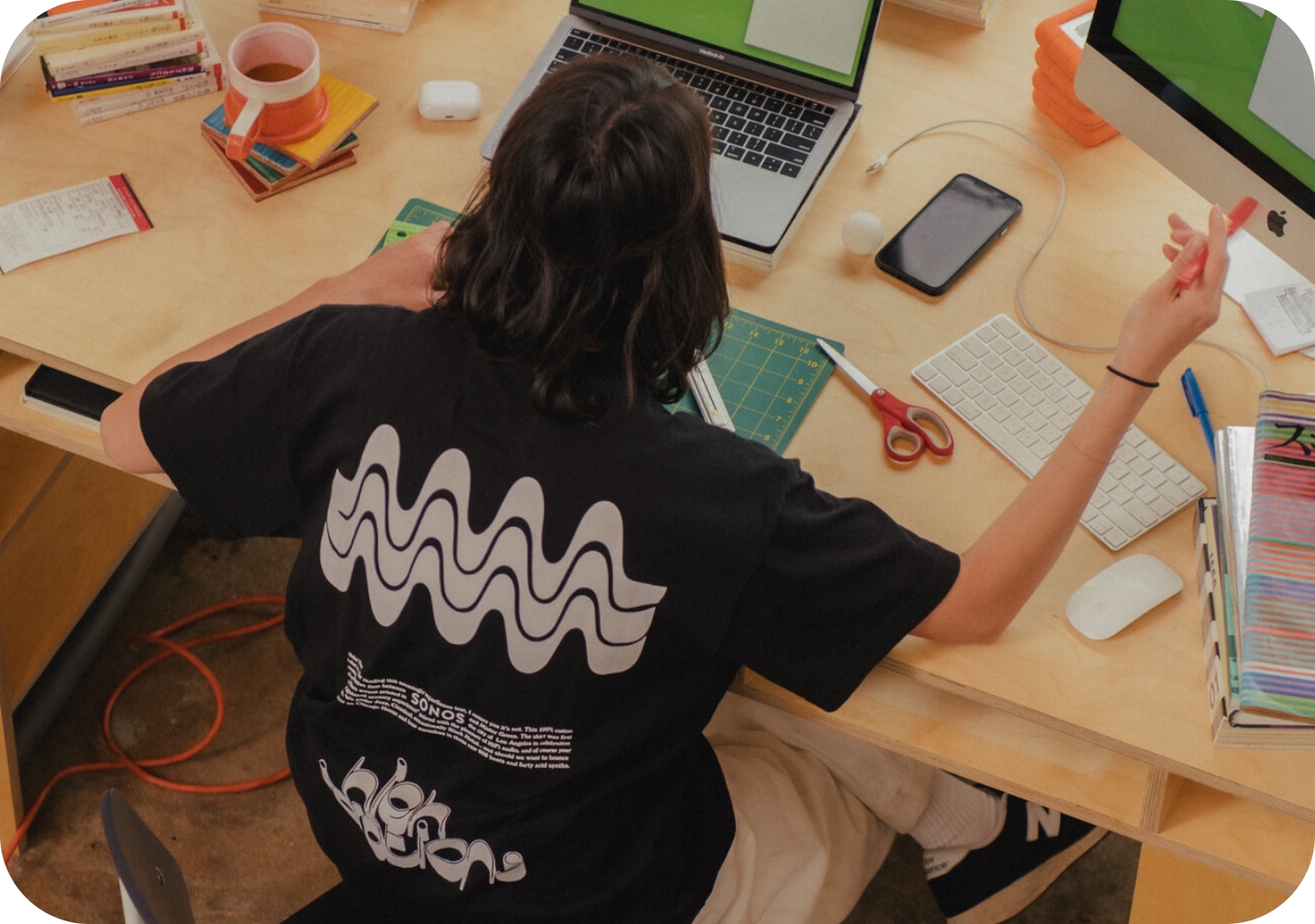 Парень учится