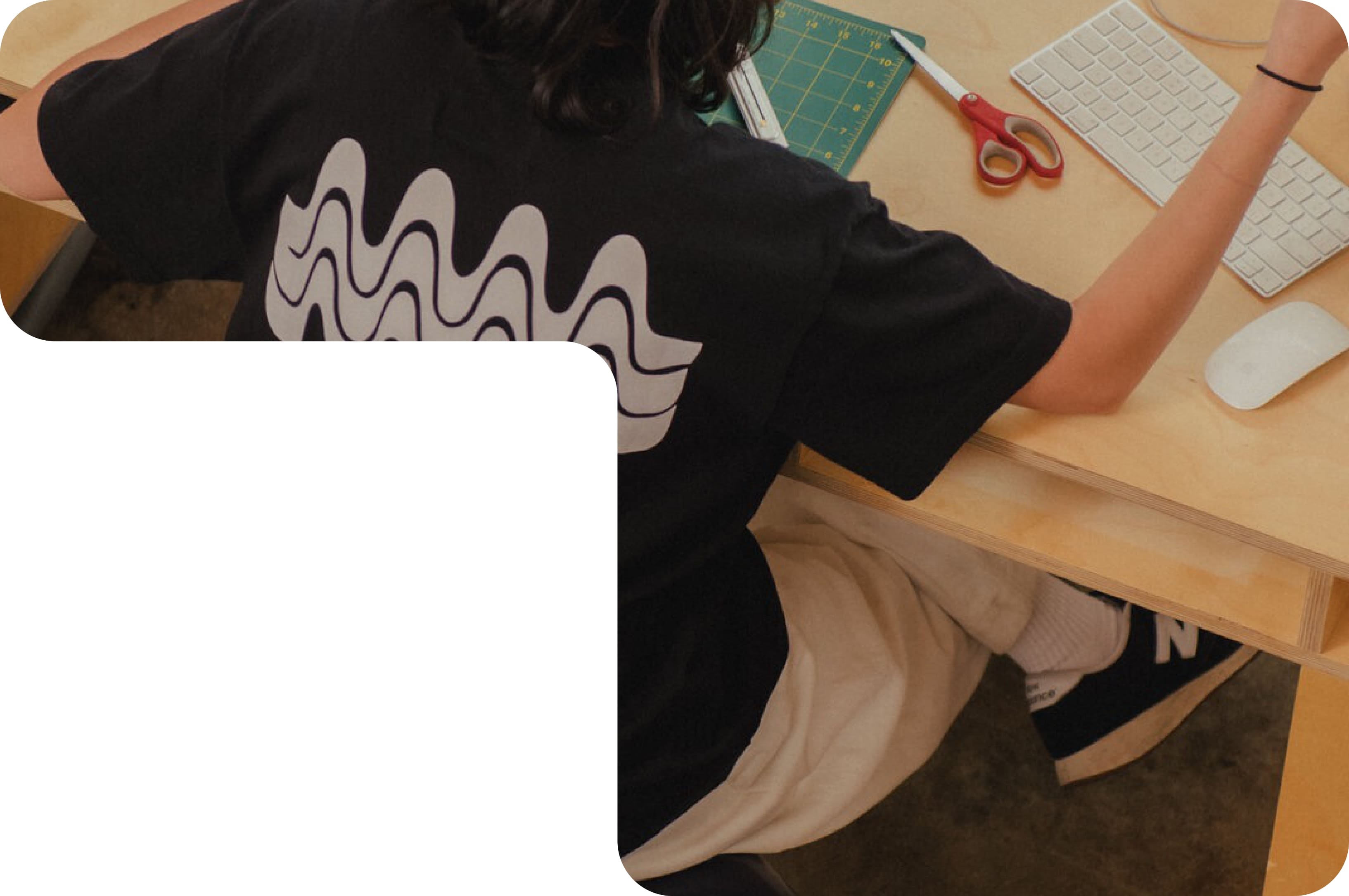 Парень учится