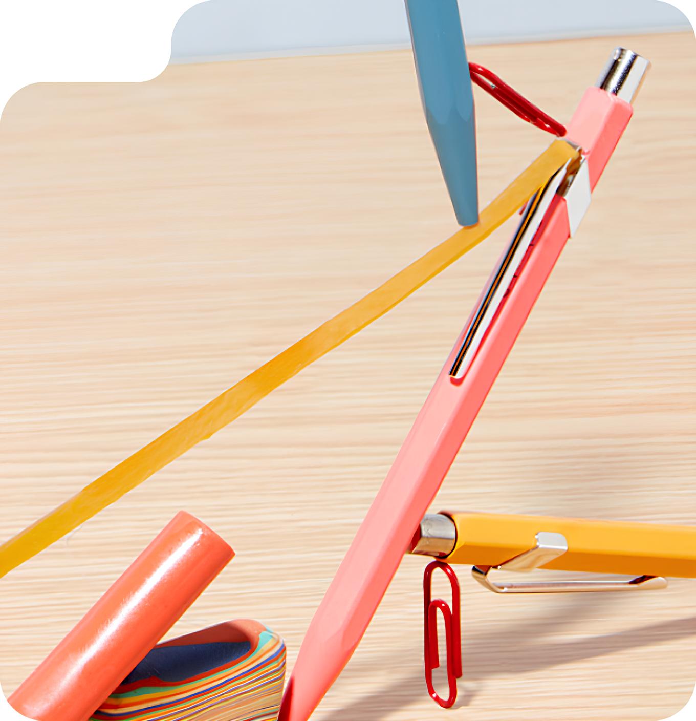 Парень учится